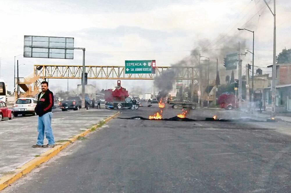 Ayer pobladores y huachicoleros colocaron barricadas y cerraron la carretera federal Puebla-Tehuacán a la altura de la comunidad La Magdalena Tetela (OMAR CONTRERAS. EL UNIVERSAL)