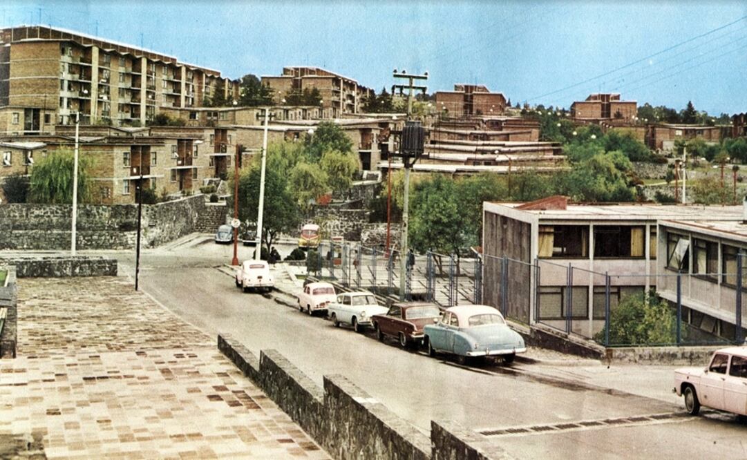 Vista de una serie de edificios de la Unidad Habitacional Independencia, captados desde la calle de San Ramón a inicios de los años sesenta. Este conjunto habitacional del IMSS es obra de Alejandro Prieto y José María Gutiérrez, y fue inaugurado en 1960; en el proyecto también colaboraron artistas como Federico Cantú y Luis Ortiz Monasterio. Imagen: Col. Villasana-Torres