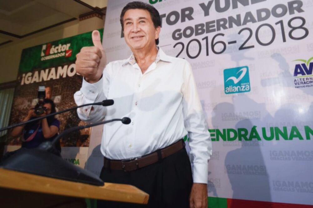 Héctor Yunes Landa, candidato de la alianza Para mejorar Veracruz también se declaró ganador cuando salió a dar un mensaje (ALEJANDRO ACOSTA. EL UNIVERSAL)