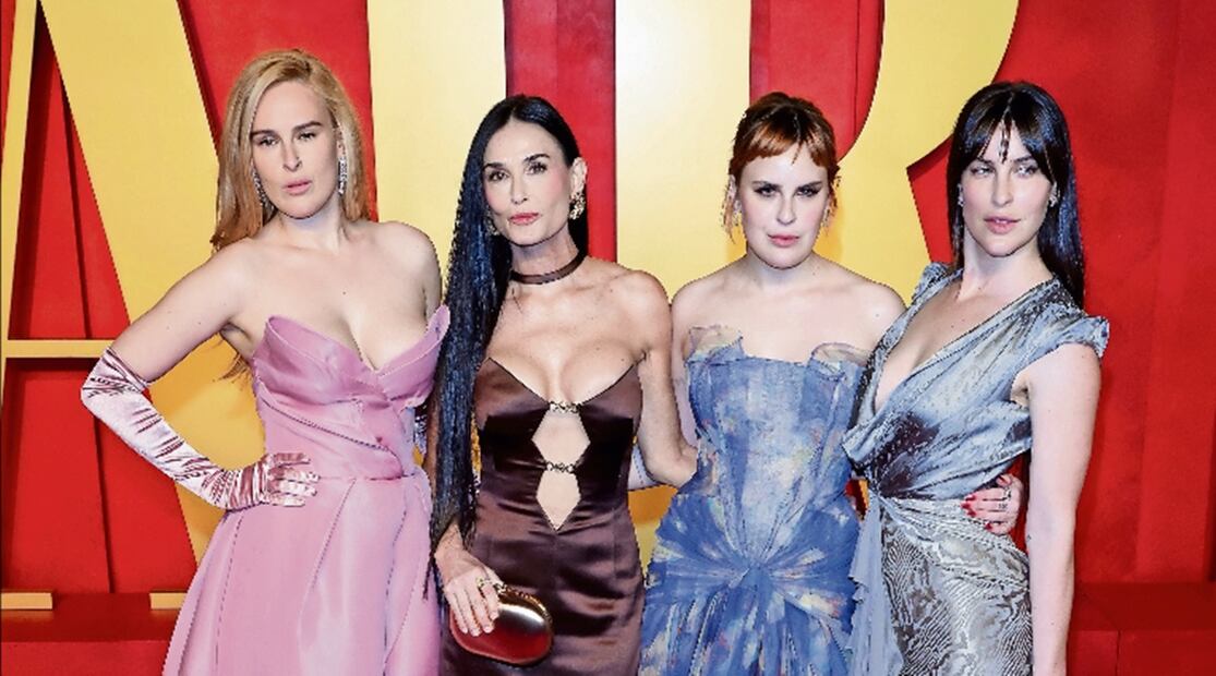 Demi Moore posa con sus tres hijas; Rumer, Scout y Tallulah Willis, en la alfombra roja de los Oscar, de Vanity Fair.
Foto: AFP / Michael Train