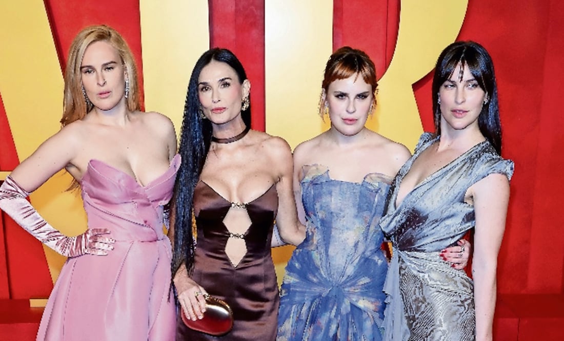 Demi Moore posa con sus tres hijas; Rumer, Scout y Tallulah Willis, en la alfombra roja de los Oscar, de Vanity Fair.
Foto: AFP / Michael Train
