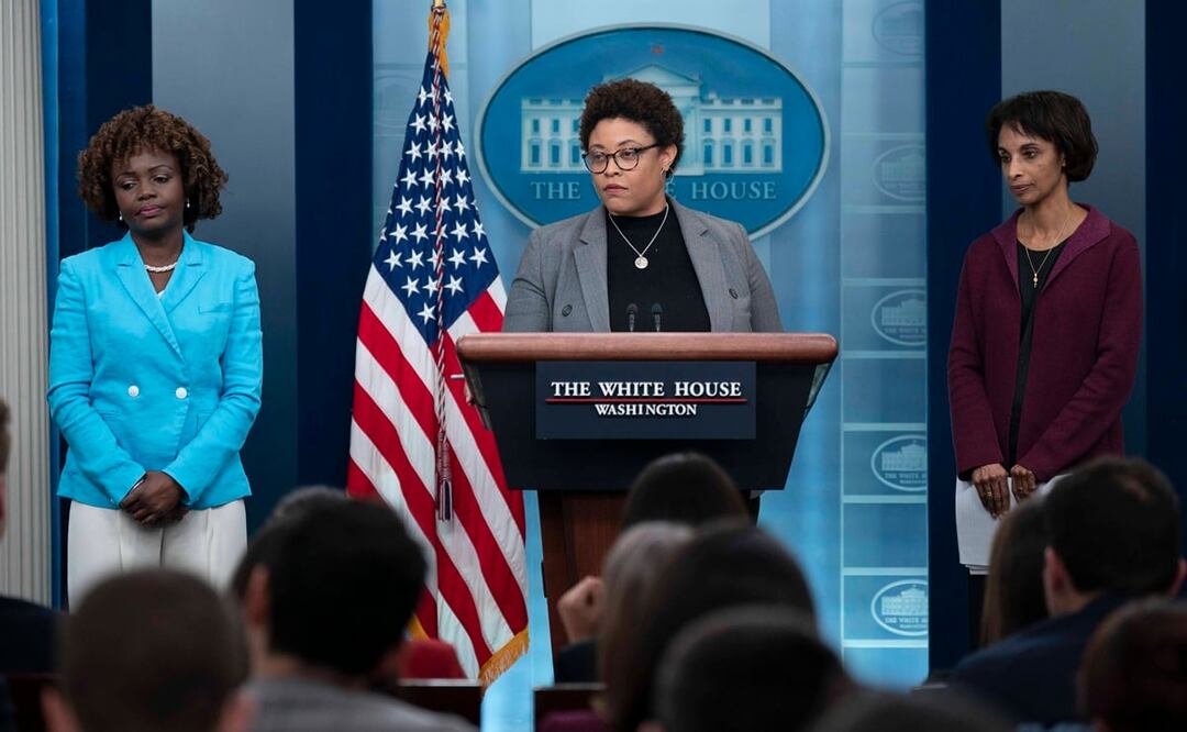 La directora de la Oficina de Gerencia y Presupuesto Shalanda Young  y la presidenta del Consejo de Asesores Económicos Cecilia Rouse se unen a la Secretaria de Prensa de la Casa Blanca Karine Jean-Pierre. Foto: EFE  