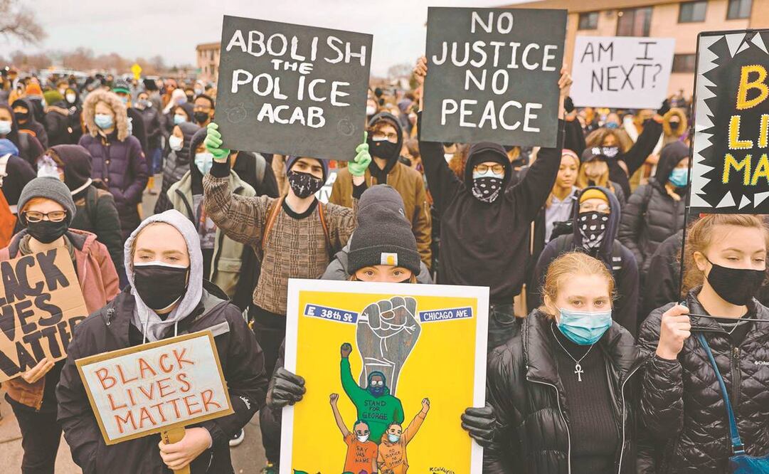 Manifestantes protestaron ayer, previo al toque de queda por la muerte de Daunte Wright a manos de la policía, en Brooklyn Center, Minnesota. Foto: Kerem Yucel. AFP