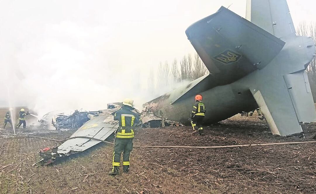 Ayer se reportó el desplome de un avión de las Fuerzas Armadas de Ucrania, en Obukhiv, cerca de Kiev; cinco personas murieron. Foto: EFE.