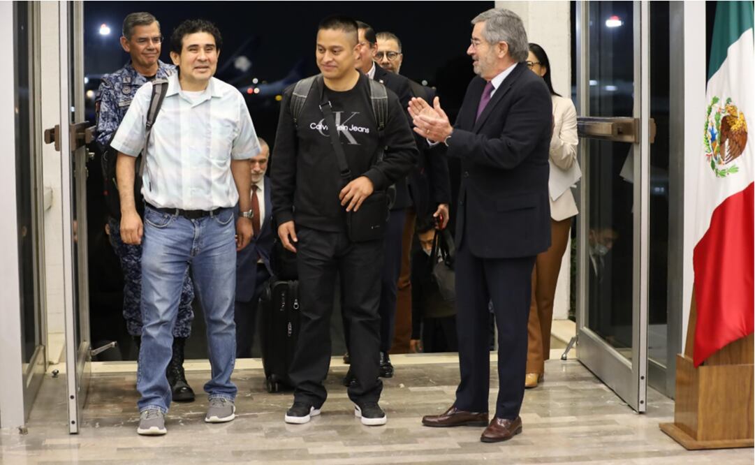 Los mexicanos Marcos Gómez Jerez y Arturo Alberto Zacarías Meza llegaron la noche de este jueves 23 de enero de 2025 a nuestro país, tras haber sido secuestrados por hutíes de Yemen. Foto: SRE