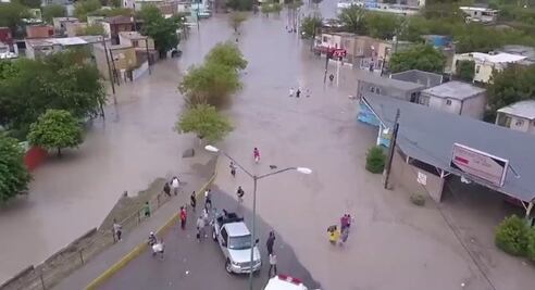 Lluvia deja inundaciones y vehículos varados en Coahuila