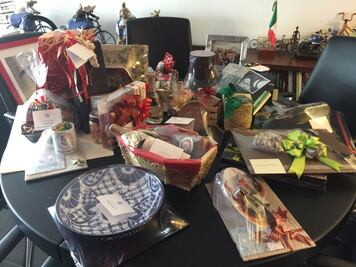 Llega “Santa” a oficinas de senadores