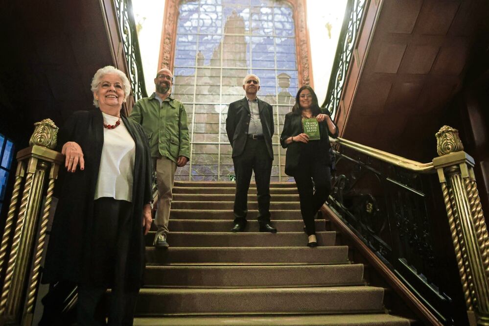 En la imagen, María Marván Laborde, Pedro Salazar Ugarte, Sergio López Ayllón, Guadalupe Salmorán Villar, quienes junto con otros dos investigadores del Instituto de Investigaciones Jurídicas de la UNAM, Juan Jesús Garza Onofre, y Javier Martín Reyes, escriben Érase un país verde olivo. Militarización y legalidad en México. Foto: Gabriel Pano / EL UNIVERSAL