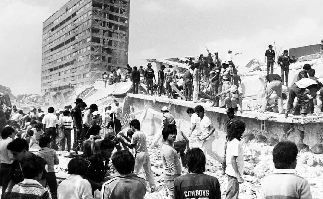 El edificio Nuevo León, en Tlatelolco, apenas tenía 15 años cuando el terremoto de 1985 lo destruyó. Se componía de 13 pisos y más de 200 departamentos; casi la mitad de los apartados quedó destruido y el número de vecinos muertos tras el derrumbe oscila entre 200 y 300. Foto: Jesús Fonseca/Archivo EL UNIVERSAL.