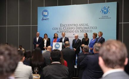 Marko Cortés denuncia retroceso democrático antes embajadores