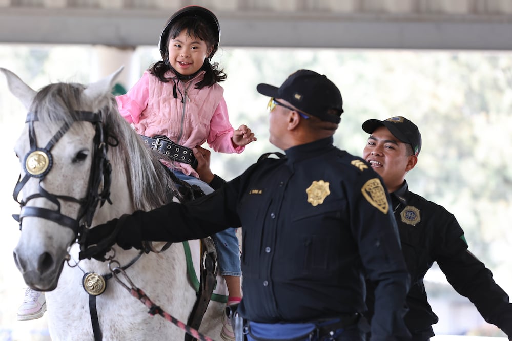 Niños con discapacidad reciben tratamiento con la ayuda de caballos y oficiales de Seguridad de la CDMX. Foto: Berenice Fregoso | El Universal