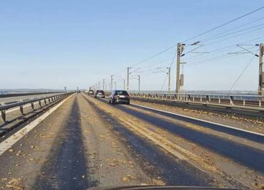Papas siembran el caos en un puente vehicular en Dinamarca