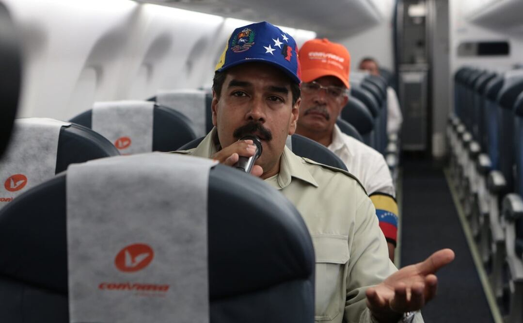 El presidente de Venezuela, Nicolás Maduro, a bordo de un avión de Conviasa. Foto: Archivo / EFE