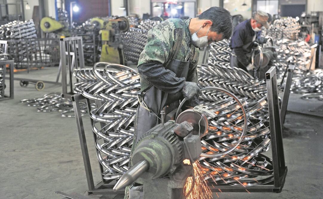 La institución advierte que podrían presentarse nuevamente problemas en las cadenas de suministro debido a los nuevos confinamientos en China. Foto: AFP.
