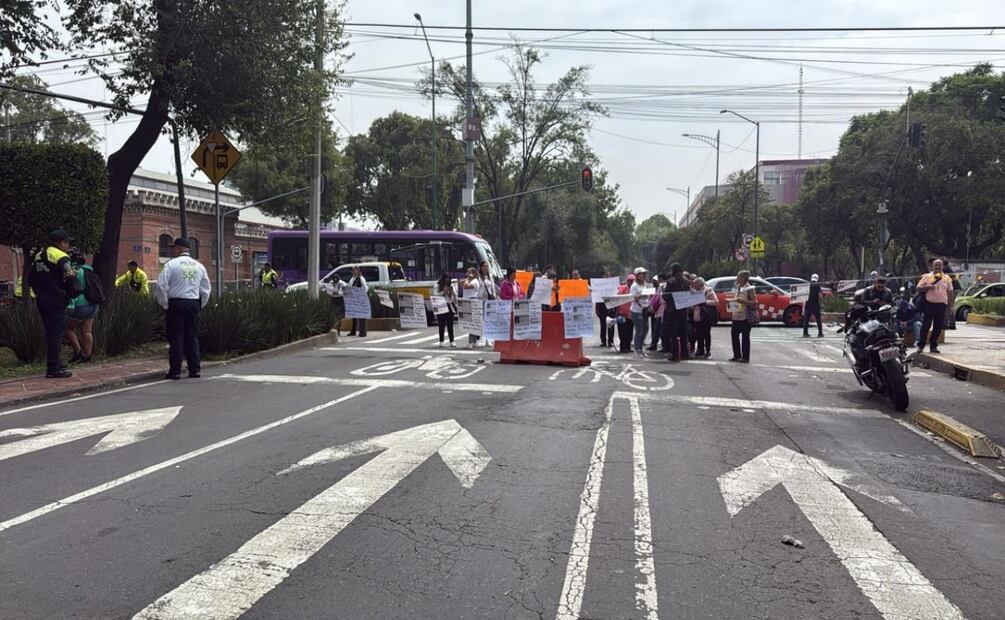 Familiares de adolescentes desaparecidos bloquean calles en CDMX; exigen pronta búsqueda a la FGJCDMX. Foto: Especial
