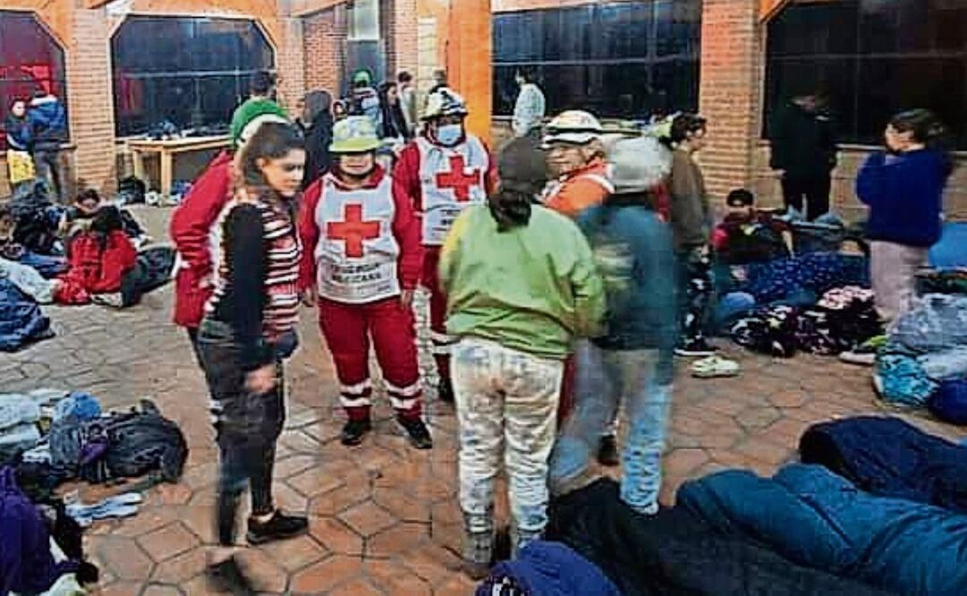 Personal de Protección Civil auxilio a los menores de edad. Foto: Especial