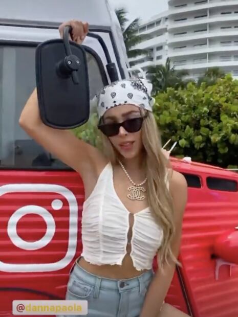 Danna Paola te muestra cómo usar pañoletas en el pelo para verte en tendencia