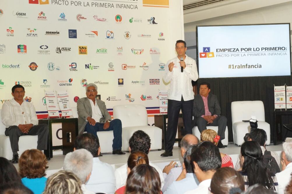 Sólo cinco de siete candidatos firmaron el acuerdo: Alejandro Murat, del PRI-PVEM y Panal, Benjamín Robles (PT), Salomón Jara (Morena), Joaquín Ruiz (PRS) y Francisco Javier Jiménez, del PUP (EDWIN HERNÁNDEZ. EL UNIVERSAL)