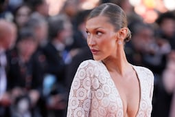 Bella Hadid se reafirma como al reina de Cannes con vestido de transparencias y silueta irreal