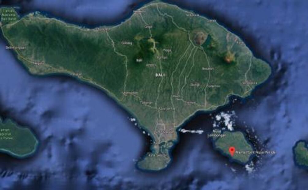 Video. Nada en mar de Indonesia repleto de basura