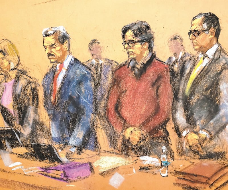 El líder de NXIVM, Keith Raniere (rojo), ante la corte de Brooklyn, el 19 de junio. Foto: JANE ROSENBERG. REUTERS