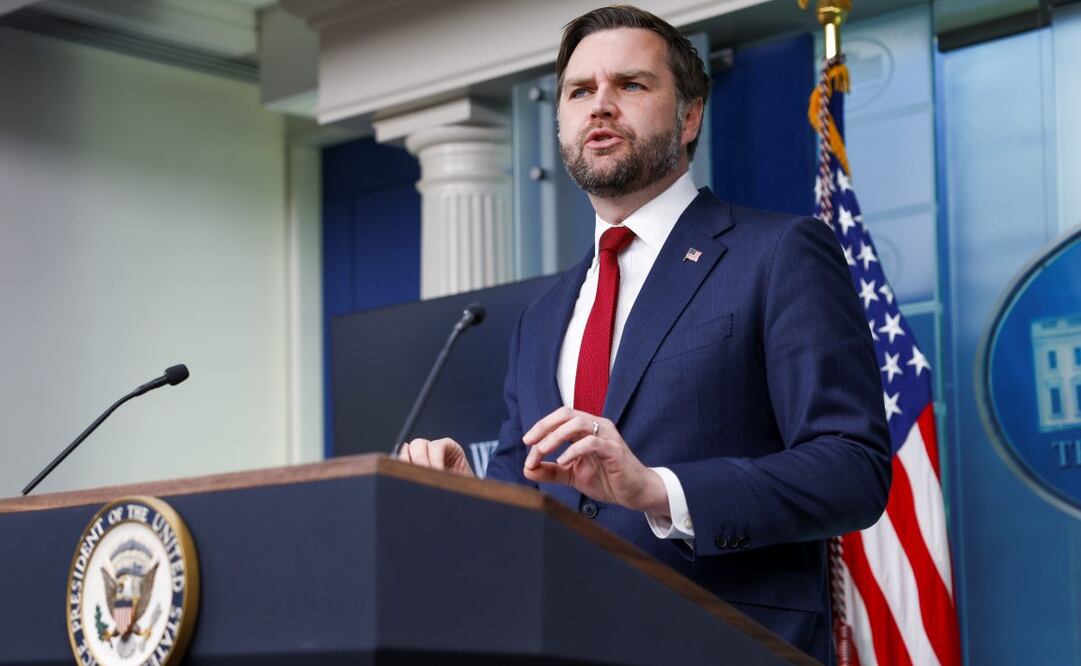 El vicepresidente estadounidense, J. D. Vance, se dirige a los medios en la Sala de Prensa James S. Brady de la Casa Blanca, en Washington, D. C., EE. UU., el 8 de enero de 2026. Vance respondió a preguntas sobre el escándalo de fraude a la asistencia social en Minnesota y el asesinato a tiros de una mujer a manos de un agente del ICE en Minneapolis el 7 de enero. Foto: EFE