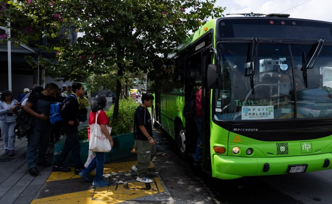 Usuarios abordan el servicio de apoyo de RTP debido al cierre temporal por revisión anual de la Línea 1 del Cablebus de la Ciudad de México. Foto Hugo Salvador El Universal
