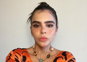 Yuya sorprende con uñas en tono naranja que está en tendencia