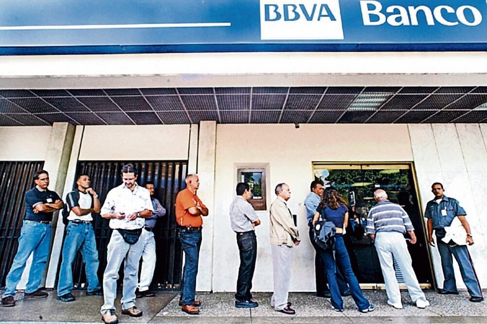 BBVA Bancomer destaca que al cierre del semestre tiene 19.5 millones de clientes en México, de los cuales 6.2 millones son digitales (ARCHIVO EL UNIVERSAL)