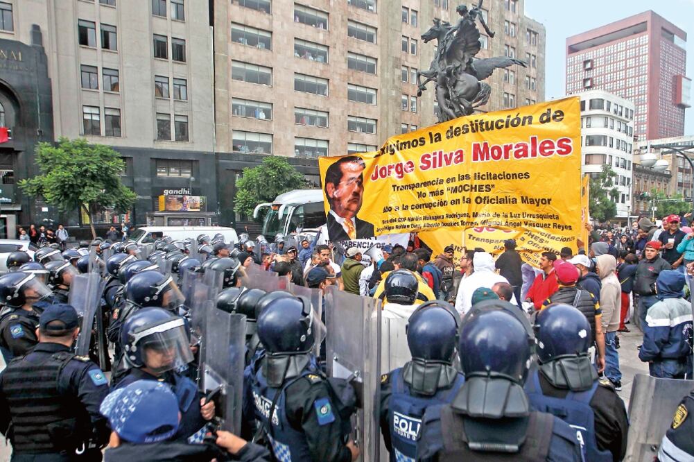 Un grupo de manifestantes que intentaban llegar a las instalaciones de la Asamblea capitalina fueron contenidos por los granaderos en Bellas Artes (FERNANDO RAMÍREZ. EL UNIVERSAL)