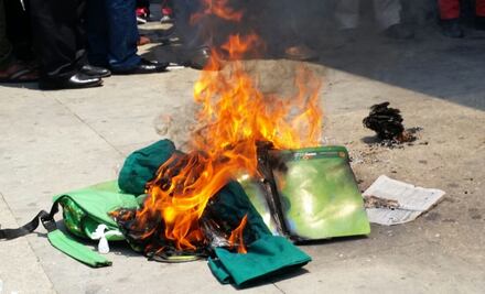 Padres de familia marchan en apoyo a maestros en Chiapas
