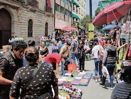 En 30 segundos, ambulantes burlan operativos para evitar ser levantados y pagar multas