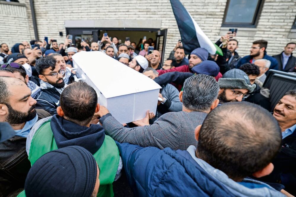 Los dolientes cargan el ataúd de Wadea Al-Fayoume, de seis años, asesinado a puñaladas el fin de semana en Bridgeview, Illinois. Foto: AFP