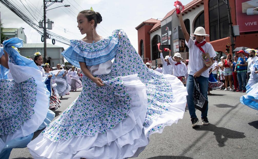 Estudiantes bailan una canción folclórica durante una celebración para conmemorar el 202 aniversario de la Independencia de Costa Rica, el 15 de septiembre de 2023. Foto: AFP