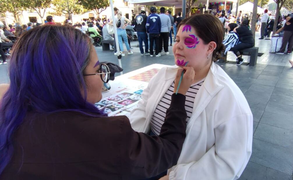 Se encontraba una carpa que ofrecía maquillajes de catrín y catrinas gratis
Foto: Arantxa Meave
