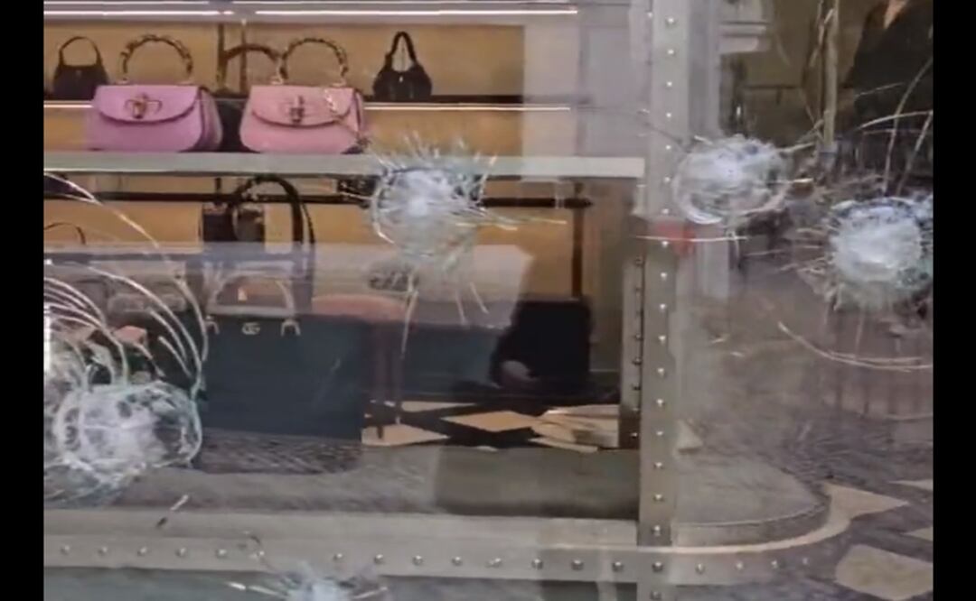 Los activistas propinaron varios golpes al cristal del escaparate de una Tienda Gucci en Lisboa; aunque no colapsó sí se resquebrajó. Foto: Tomada de video