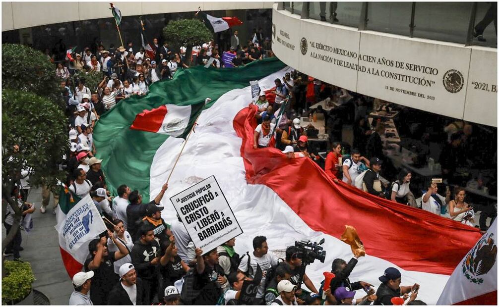 Manifestantes y trabajadores del Poder Judicial ingresan al Senado. Foto: Yaretzy Osnaya
