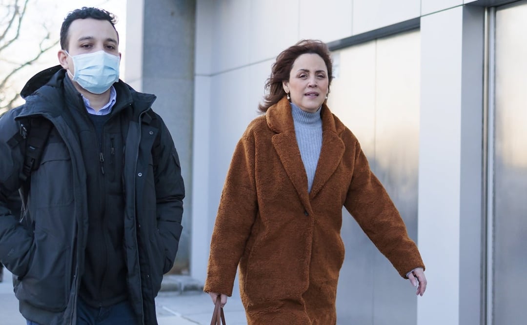 Linda Cristina Pereyra llegando el lunes a la corte para la continuación del juicio de su esposo cliente Genaro García Luna. Foto: EFE