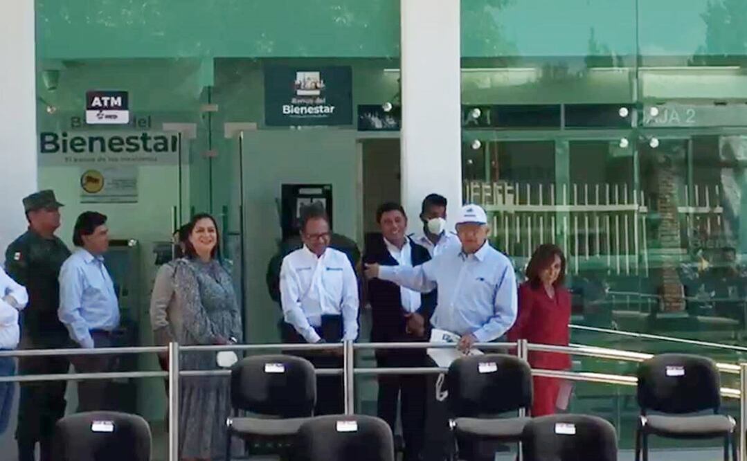 Con una gorra blanca y una bolsa, el presidente López Obrador dijo que el director del Banco del Bienestar retiró del cajero 100 pesos. Foto: Especial 