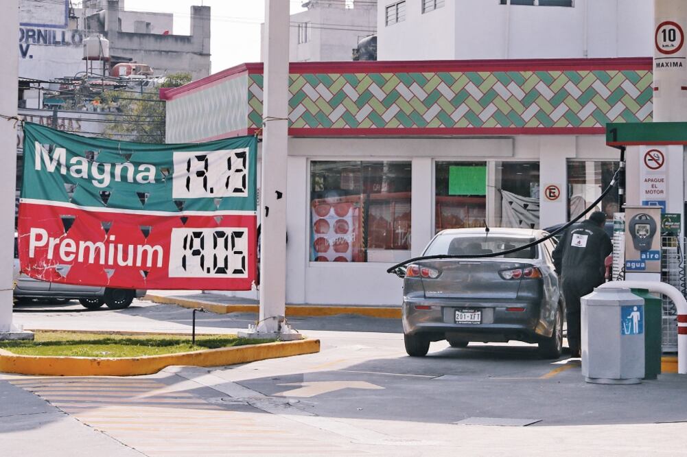 La gasolina tipo Magna, la de mayor consumo en el país, se vendió en estaciones de servicio por arriba de 17 pesos el litro (ARCHIVO EL UNIVERSAL)