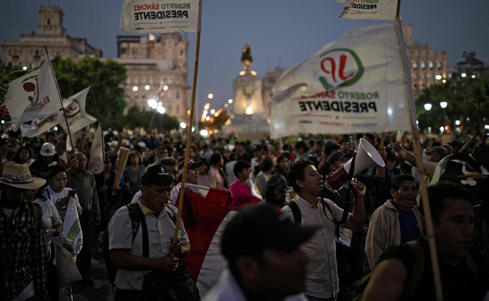 Partidarios de Roberto Sánchez se manifiestan en Lima mientras continúa el conteo de votos de la elección presidencial peruana (13/06/2026). Foto: AFP