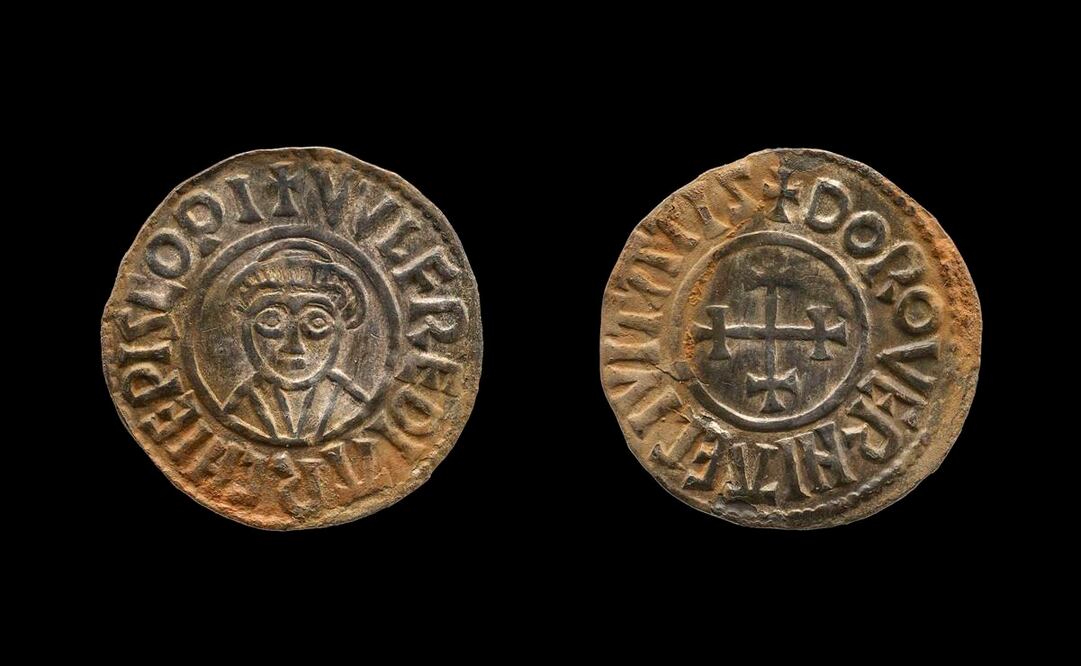 Entre las piezas más preciosas del tesoro vikingo destacan un anillo de oro del siglo IX, un lingote de plata, un colgante de cristal del siglo V y unas 300 monedas (Fotos: AP)