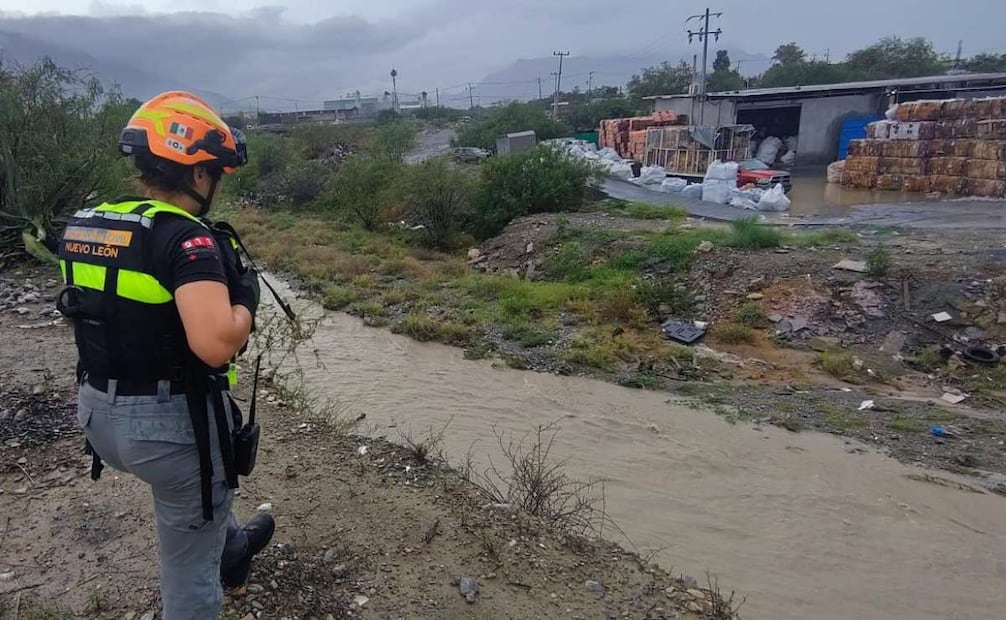 Lluvias provocan inundaciones en Monterrey; autoridades buscan a hombre arrastrado por la corriente.
Foto: Especial.