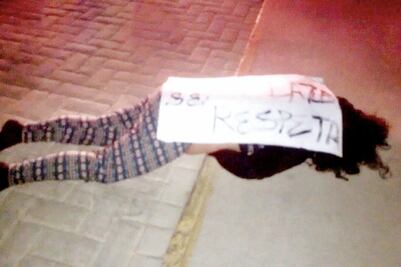 Abandonan cuerpo de mujer, dejan mensaje