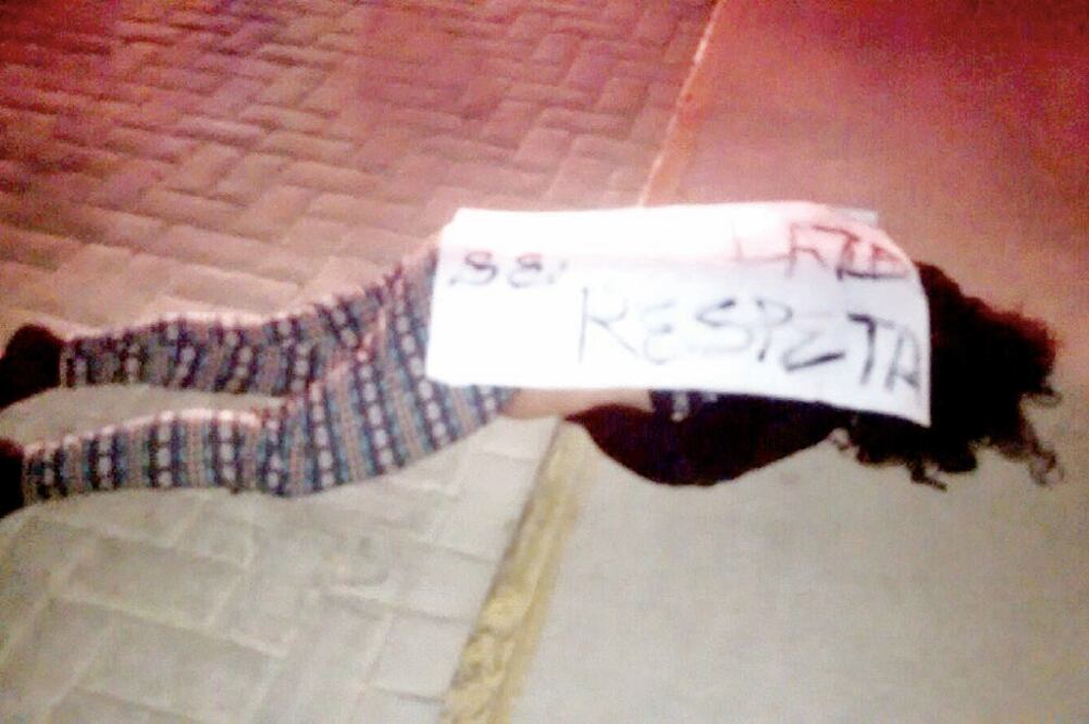 En Tultepec, el cuerpo sin vida de una joven se encontró en calles del barrio San Martín, sobre el cual fue dejada una cartulina (ESPECIAL)