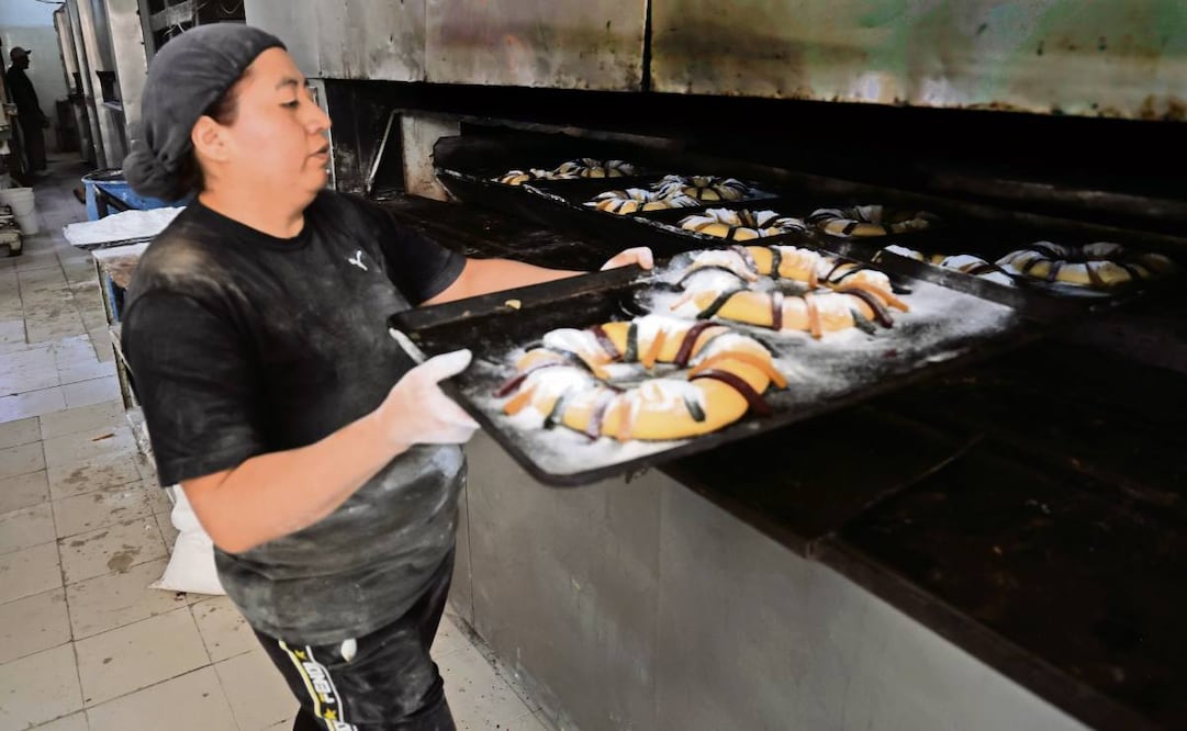 Tahoneros capitalinos deploran que actualmente este pan ya no se prepara de la manera tradicional y que ahora se estila que sea de sabores o incluso relleno, lo que eleva sus precios. En contraparte, en San Agustín Tlaxco, Puebla, la familia Rosas Morales ha mantenido por más de 25 años la tradición de elaborar roscas artesanales. Foto: Fernanda Rojas / EL UNIVERSAL