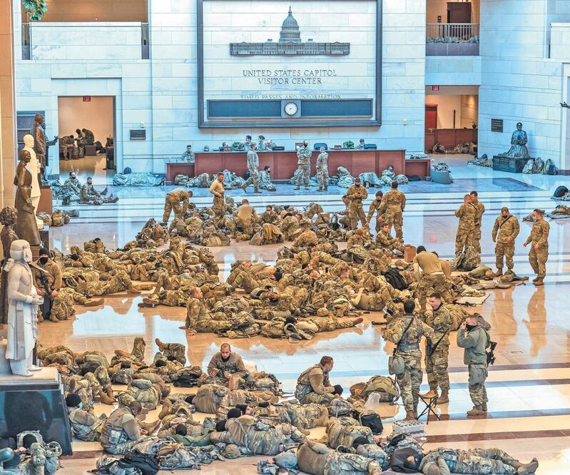 Cientos de elementos de la Guardia Nacional, dentro del Capitolio, para reforzar la seguridad ante la inauguración presidencial del demócrata Joe Biden, que se llevará a cabo el próximo miércoles en Washington. Foto: SCOTT APPLEWHITE. AP