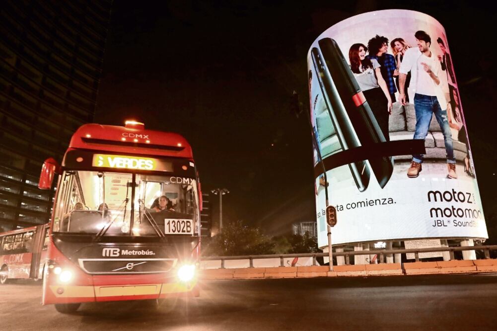 El proyecto de rehabilitación de Insurgentes prevé desmontaje y desmantelamiento de estructuras de las pantallas publicitarias led (JOSÉ ANTONIO TORRES. EL UNIVERSAL)