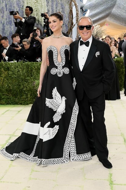 Anne Hathaway y Michael Kors. Foto: AFP