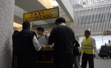 Taxistas autorizados del AICM alistan servicio vía app